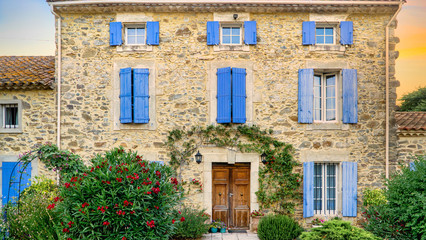 Fototapeta na wymiar Mediterranes altes Haus, Occitanien, Frankreich