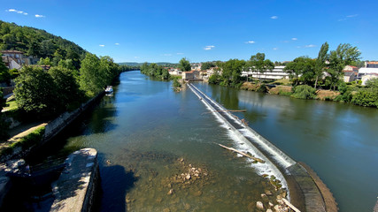 Fototapeta premium Staustufe im Fluss Lot bei Cahors, Occitanien, Frankreich
