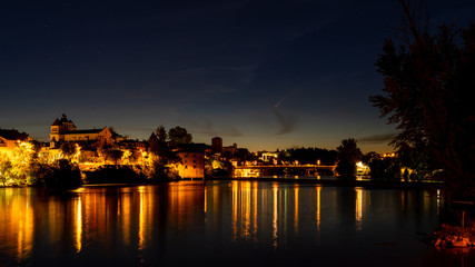 Fototapeta na wymiar Cahors an der Lot bei Nacht, Occitanien, Frankreich