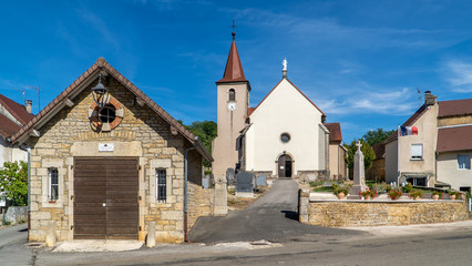Fototapeta na wymiar Dorfplatz mit Kirche, Courbouzon, Bourgogne-Franche-Comté, Frankreich