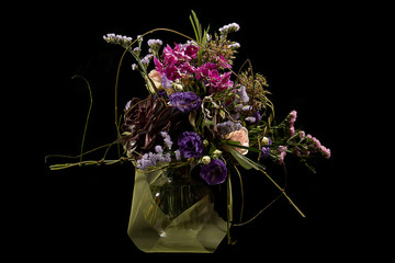 composizione floreale su sfondo nero