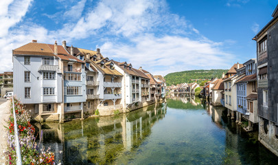 Häuser am Fluss Loue in Ornans, Bourgogne-Franche-Comté, Frankreich