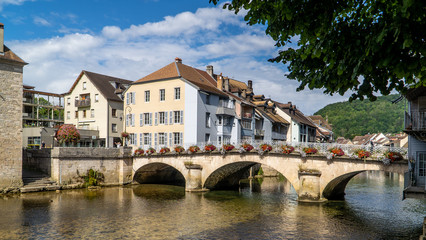 Fototapeta na wymiar Blumen geschmückte alte Brücke, Ornans, Bourgogne-Franche-Comté, Frankreich