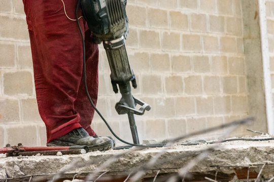 Trabalho de demoli&ccedil;&atilde;o de estrutura de concreto com ferragens
