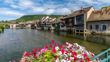 Fototapeta na wymiar Häuser am Fluss Loue in Ornans, Bourgogne-Franche-Comté, Frankreich