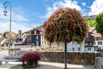 Blumen geschmückte alte Brücke, Ornans, Bourgogne-Franche-Comté, Frankreich