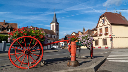 Blumendeko für der Altstadt von Munster, Grand Est, Frankreich