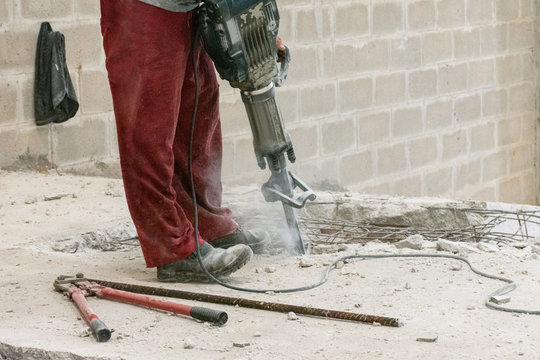 Trabalho de demoli&ccedil;&atilde;o de estrutura de concreto com ferragens