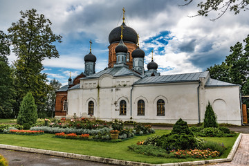 Fototapeta na wymiar White building in an Orthodox monastery