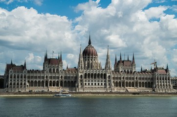 Fototapeta na wymiar Hungarian parliament building in Budapest