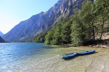 Zwei stand up paddle am Ufer eines Bergsees. Leopoldsteinersee in der Steiermark