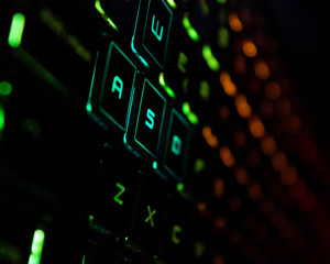 Teclado gaming iluminado resaltando y enfocando la letra S