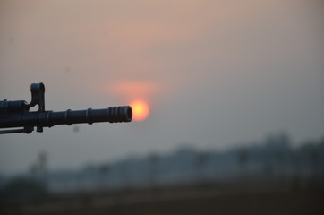 Scene of the setting sun on the head of the weapon