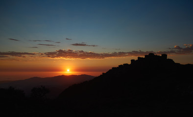 Increíble puesta de sol en un atardecer entre montañas