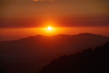 Increíble puesta de sol en un atardecer entre montañas