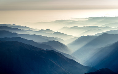 Fototapeta premium Cadena de montañas durante un bello atardecer. 