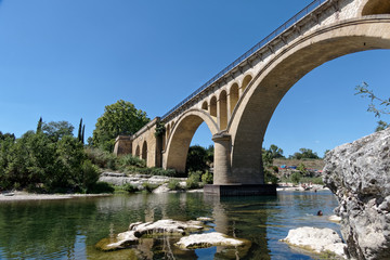 Fototapeta na wymiar Le Gardon et son pont dans la commune de Collias département du Gard - France