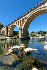 Obraz premium Les arches du pont de Collias sur la rivière Gardon - Gard - France