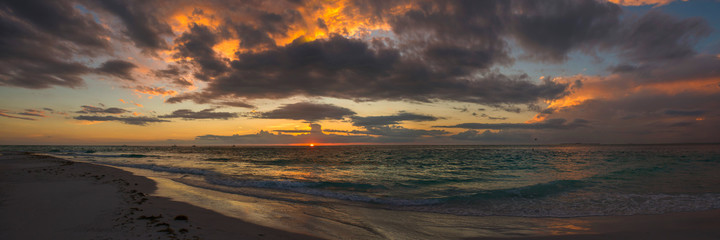 Fototapeta na wymiar Sunset at the Gulf of Mexico