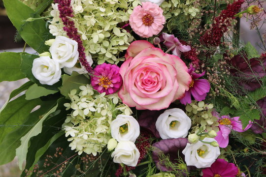Bunter Blumenstrauß mit gemischten Blumen, Blumenarrangement, Floristik, Hochzeit, Geburtstag, Blumenbinderei, Beisetzung