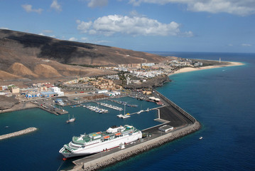 Fototapeta na wymiar Fotografía aérea del puerto de Morro Jable en la costa de Fuerteventura, islas Canarias