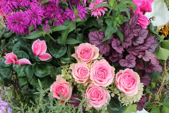 Blumengesteck mit bunten Zierpflanzen f&uuml;r verschiedene Anl&auml;sse, Floristik