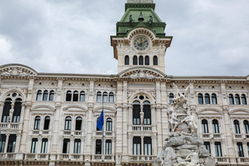 Comune di Trieste -Palazzo del municipio e fontana dei quattro continenti