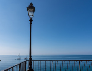 Obraz premium a street lamp on the seafront
