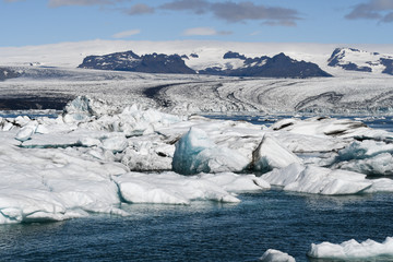 Fototapeta na wymiar Jokulsarlon, die Gletscher Lagune Islands mt riesiegen Eisbergen und Gletschern