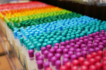 Obraz premium たくさん並べられた色ペン、赤、ピンク、オレンジ、黄色、黄緑、緑、水色、ターコイズ、紫、ワイン