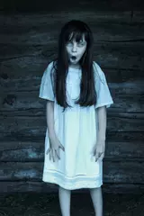 Poster Eng spookmeisje opent mond geïsoleerd op donkere achtergrond © Albert Ziganshin