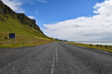 Endlose Strasse an der Küste von Island