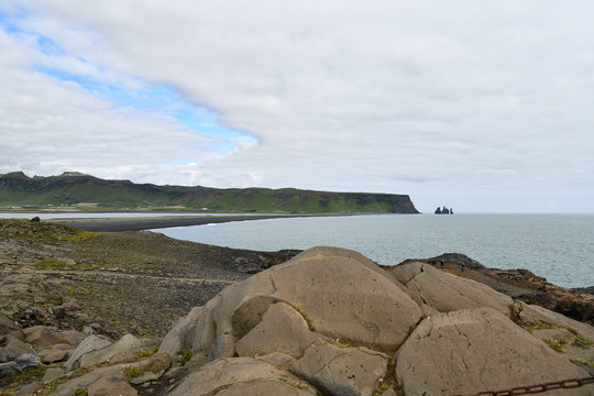 Küste von Island mit den 3 Trollen