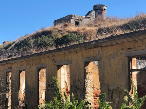 Ruines du Forte da Raposeira dans les hauteurs de la ville de Trafaria, Portugal