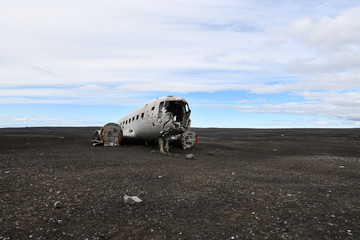 Flugzeugwrack an der Küste Islands
