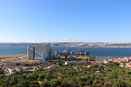 Port de Trafaria situ&eacute; au bord du Tage