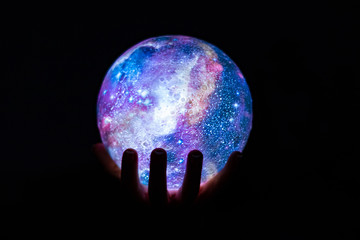 Mano sujetando el universo