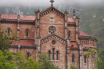 Obraz premium Covadonga, un santuario en la montaña