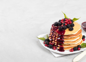 cheesecake with berries