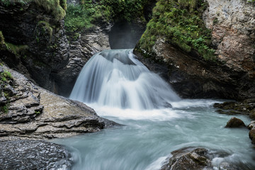rio de aguas bravas entre piedras en una montaña