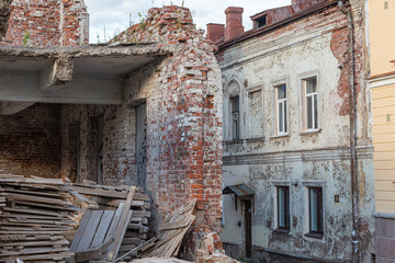 Fototapeta na wymiar half-destroyed facade on street in a European city