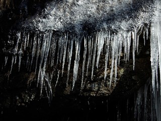 岩壁から垂れた氷柱
