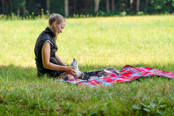 ein junges Mädchen macht mit Ihrem Hund ein Picknick in der säschsichen Schweiz bei Rathen auf...