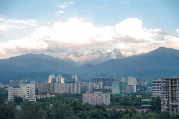 Naklejka premium mountains and sky in the city against the background of buildings
