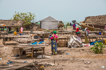 Chabolas y secaderos de pescado en la playa de Sanyang en la costa de Gambia