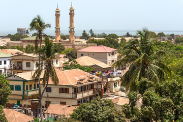Vista aérea de la mezquita y casas residenciales en la ciudad de Banjul, Gambia