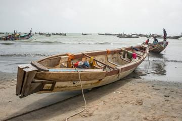 Fototapeta na wymiar Barcas de pesca en la playa de Sanyang, Gambia