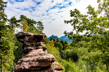 Landschaft mit Burg Trifels