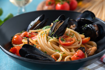 Piatto di deliziose linguine con salsa di pomodorini e cozze, Cucina Italiana