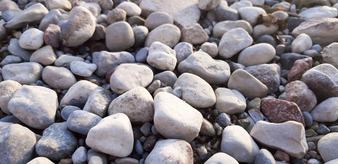 Kamienie w zbliżeniu na plaży przy jeziorze.